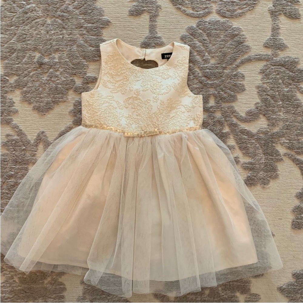 Target kids dress.  Size 2t. God and cream.  No issues. Worn once Good condition